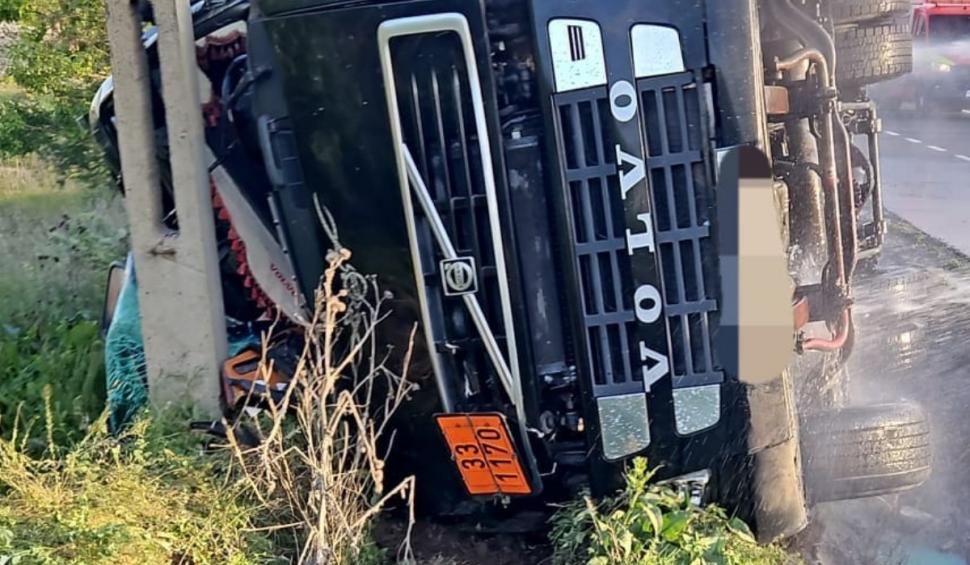 Accident mortal la Mărășești. O autocisternă încărcată cu etanol s-a răsturnat şi s-a izbit violent de un stălp 899654