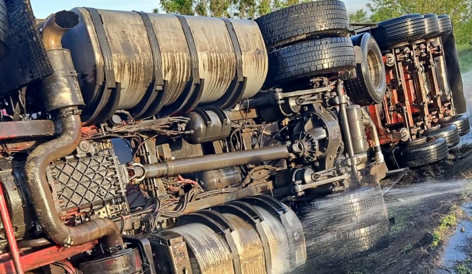 Accident mortal la Mărășești. O autocisternă încărcată cu etanol s-a răsturnat şi s-a izbit violent de un stălp 899655