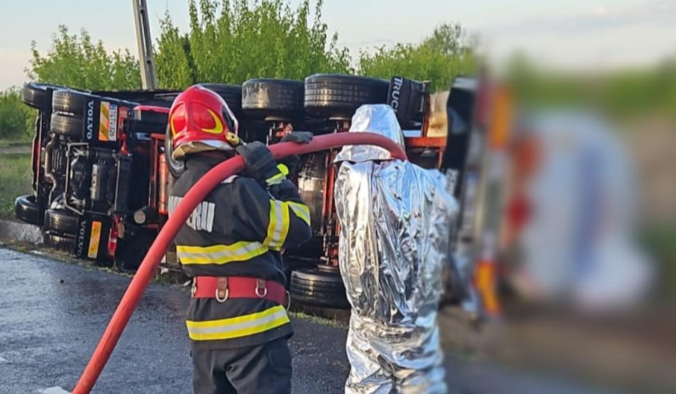 Accident mortal la Mărășești. O autocisternă încărcată cu etanol s-a răsturnat şi s-a izbit violent de un stălp 899657