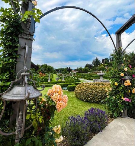 Povestea italianului care a scos prunii şi a pus flori, pe Valea Mureşului. Imagini spectaculoase cu grădinile aristocratice "I Giardini di Zoe" 899576