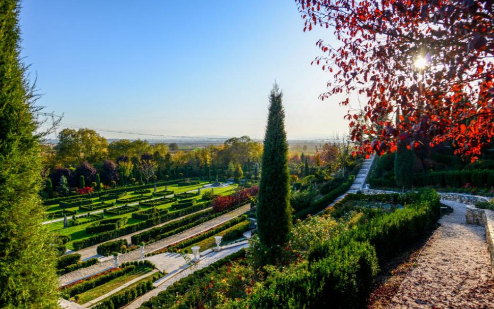 Povestea italianului care a scos prunii şi a pus flori, pe Valea Mureşului. Imagini spectaculoase cu grădinile aristocratice "I Giardini di Zoe" 899580