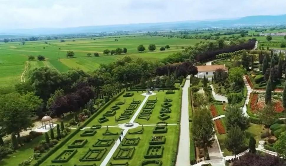 Povestea italianului care a scos prunii şi a pus flori, pe Valea Mureşului. Imagini spectaculoase cu grădinile aristocratice "I Giardini di Zoe" 899581