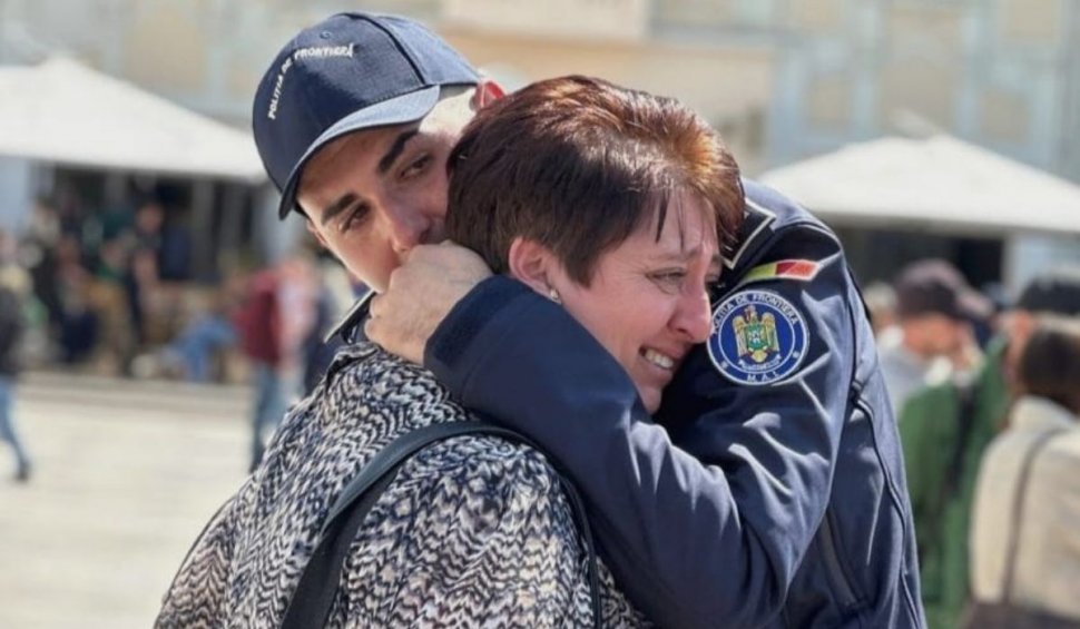 Povestea impresionantă a lui Paul, șef de promoție al unei școli de poliție, crescut doar de mamă: ”O îmbrățișare cât o mie de cuvinte!”