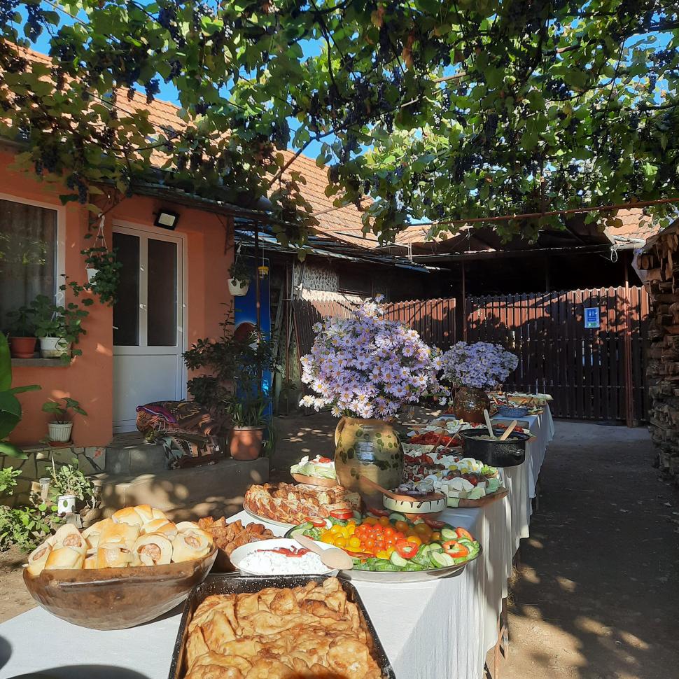 Brunch de post şi secretul ciorbei de miel | Tanti Emilia din Timiş, gospodina care i-a uimit cu mâncarea tradiţională pe turiştii străini 899247