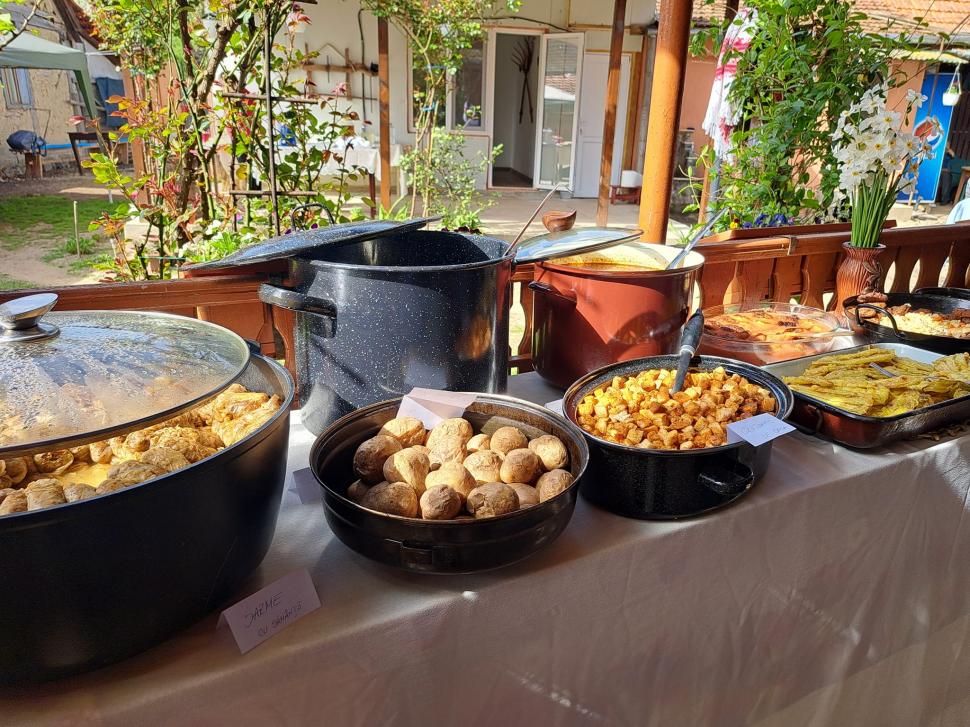 Brunch de post şi secretul ciorbei de miel | Tanti Emilia din Timiş, gospodina care i-a uimit cu mâncarea tradiţională pe turiştii străini 899252