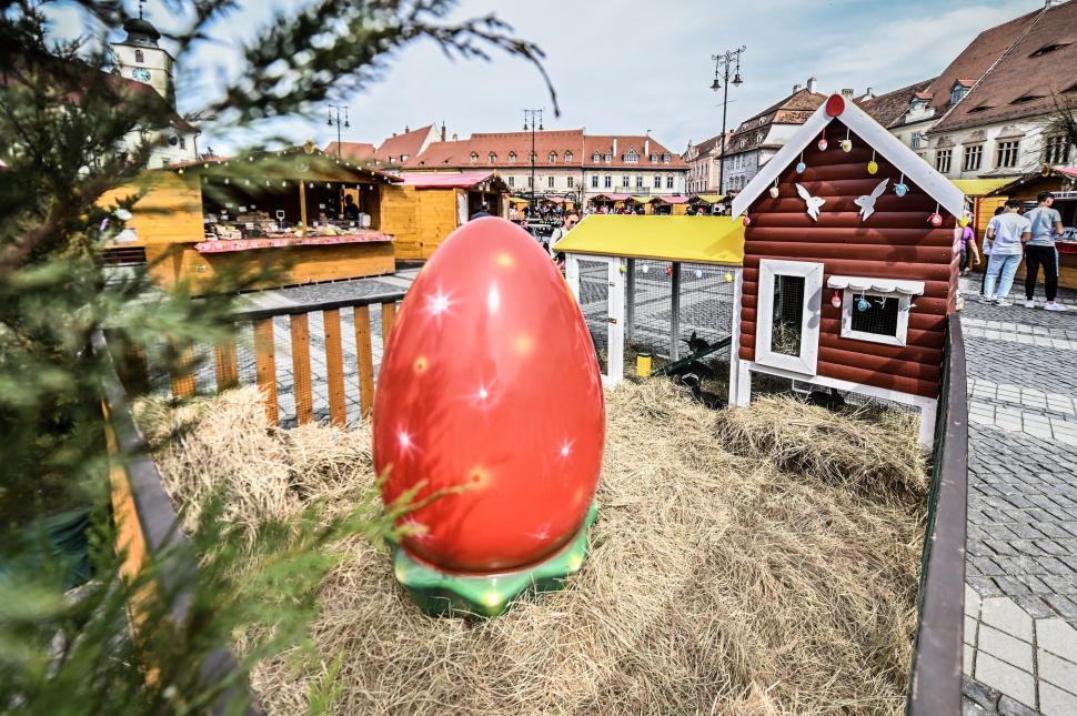 S-a deschis Târgul de Paște de la Sibiu. Vizitatorii au luat cu asalt căsuțele cu produse delicioase și decorațiuni inedite 899561