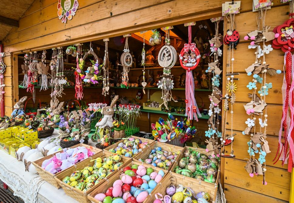 S-a deschis Târgul de Paște de la Sibiu. Vizitatorii au luat cu asalt căsuțele cu produse delicioase și decorațiuni inedite 899562