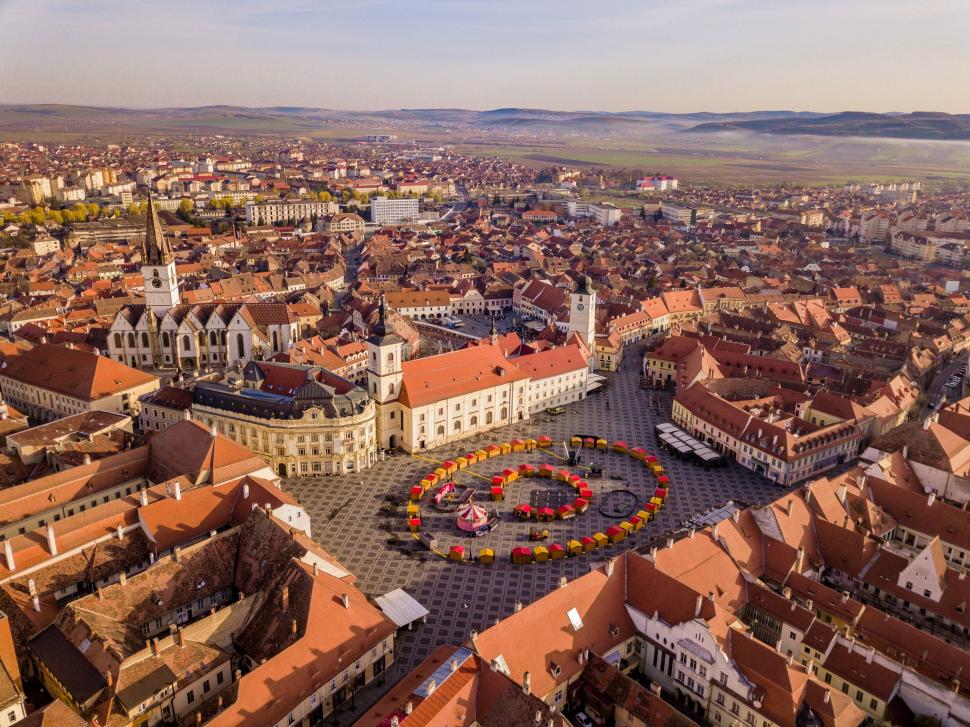 S-a deschis Târgul de Paște de la Sibiu. Vizitatorii au luat cu asalt căsuțele cu produse delicioase și decorațiuni inedite 899563