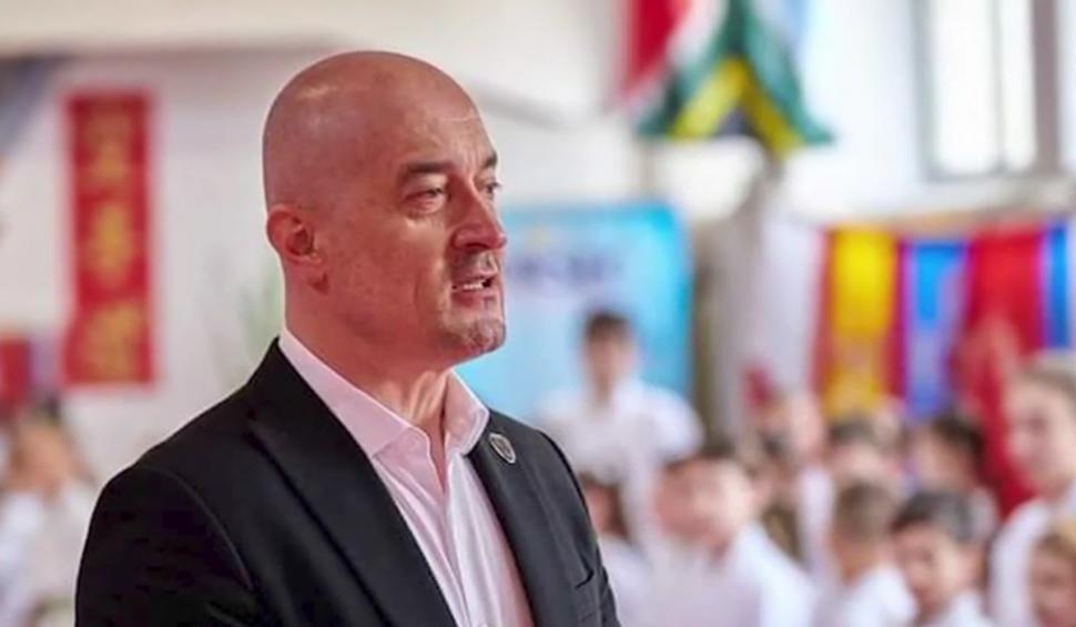 Un primar din România și-a dat singur autorizație de construcție iar apoi şi-a făcut un castel, copiat după "Muzeul bântuit” 899661