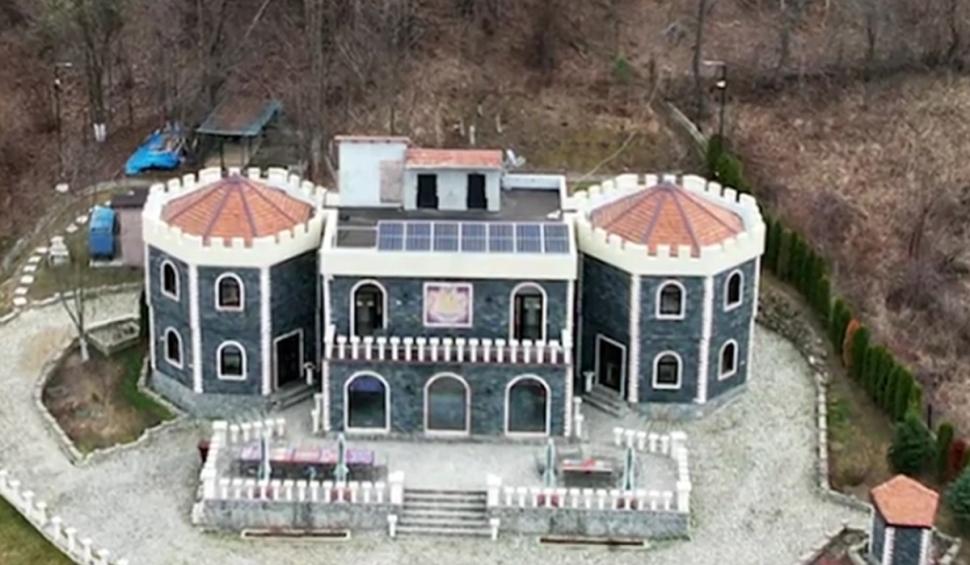 Un primar din România și-a dat singur autorizație de construcție iar apoi şi-a făcut un castel, copiat după "Muzeul bântuit” 899662