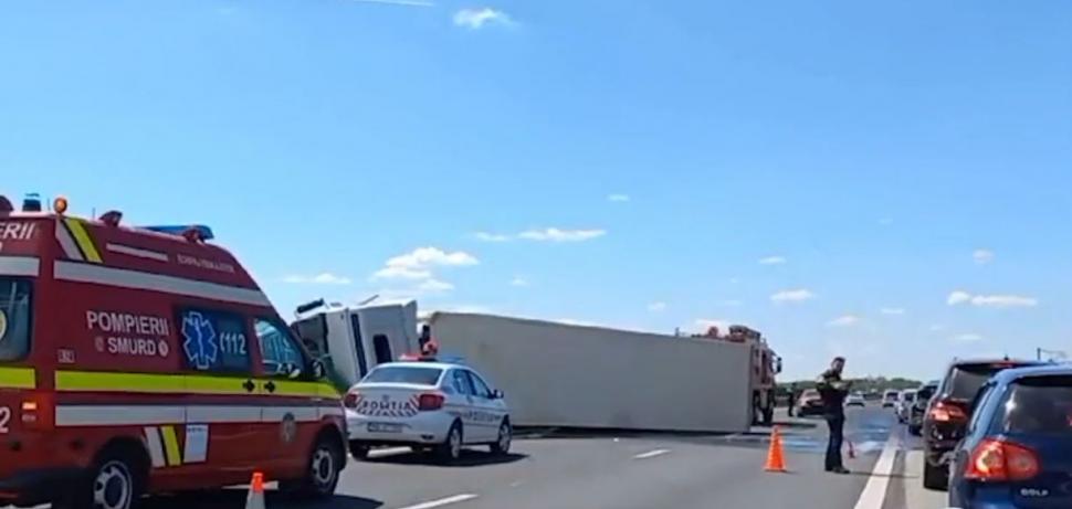 Un TIR s-a răsturnat pe Autostrada Soarelui (București-Constanța). Circulația, oprită pe ambele sensuri 899722