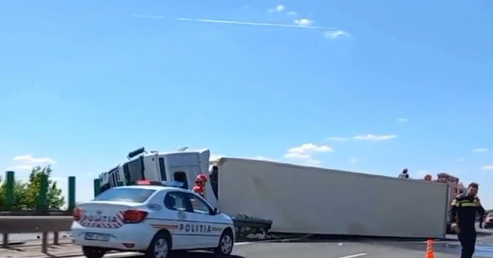Un TIR s-a răsturnat pe Autostrada Soarelui (București-Constanța). Circulația, oprită pe ambele sensuri 899725