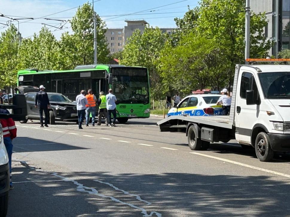 Accident în București, între un autobuz și un autoturism. Mai mulți pasageri au ajuns la spital 899839