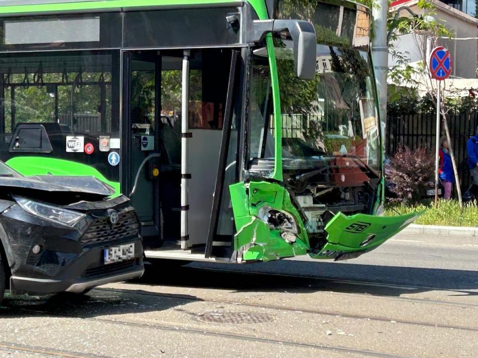Accident în București, între un autobuz și un autoturism. Mai mulți pasageri au ajuns la spital 899840