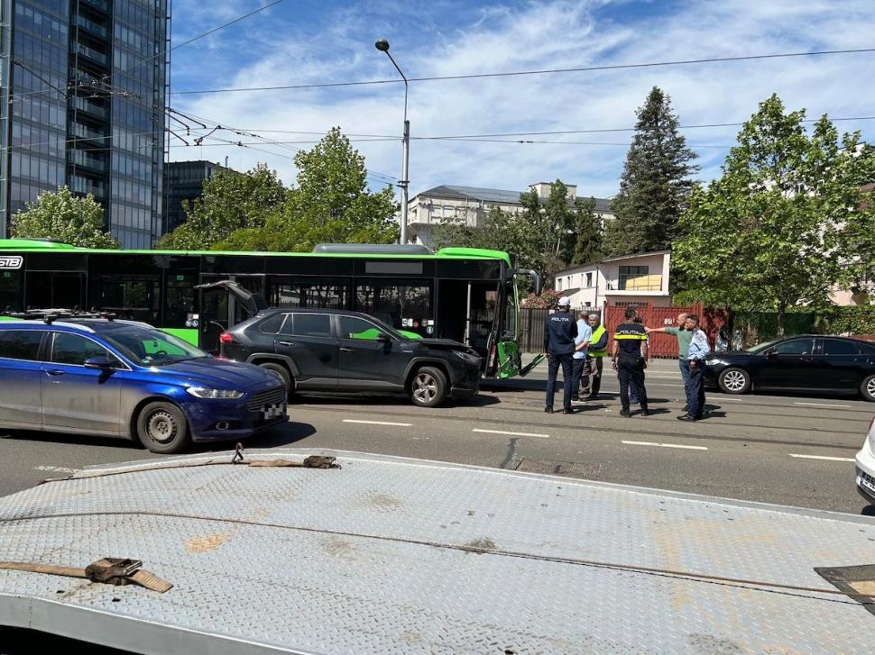 Accident în București, între un autobuz și un autoturism. Mai mulți pasageri au ajuns la spital 899842