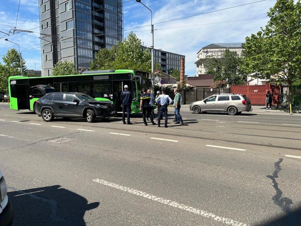 Accident în București, între un autobuz și un autoturism. Mai mulți pasageri au ajuns la spital 899843