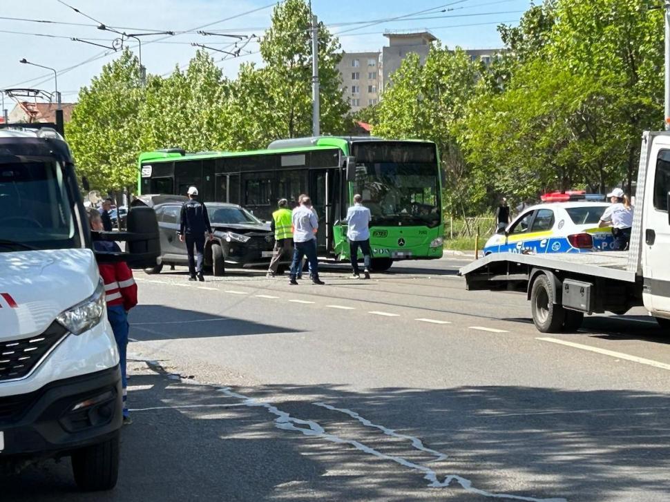 Accident în București, între un autobuz și un autoturism. Mai mulți pasageri au ajuns la spital 899845