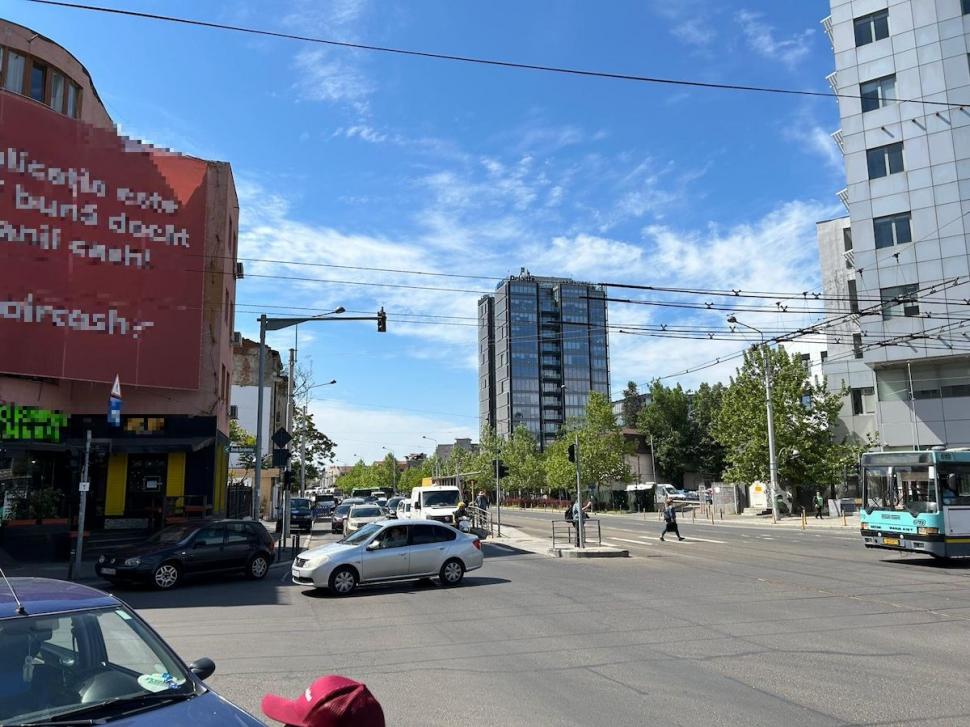 Accident în București, între un autobuz și un autoturism. Mai mulți pasageri au ajuns la spital 899846