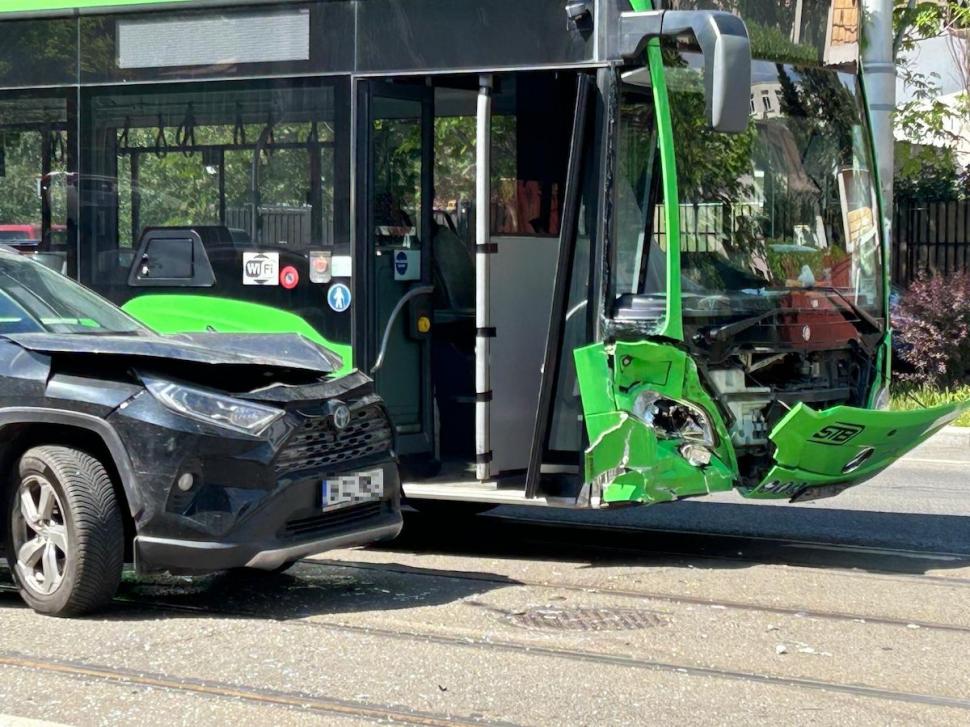 Accident în București, între un autobuz și un autoturism. Mai mulți pasageri au ajuns la spital 899847