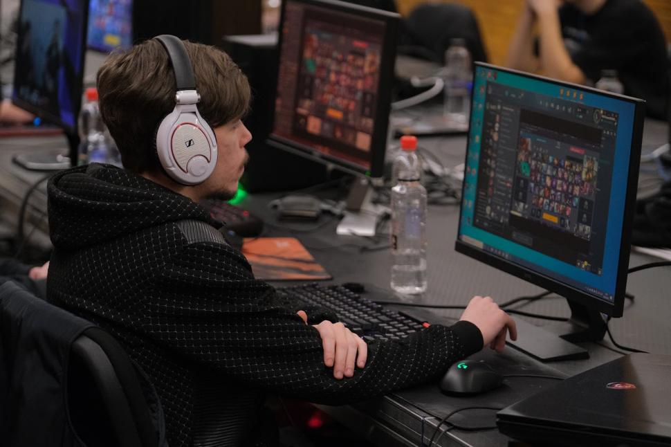 A început Poli E-Fest, cel mai mare eveniment de gaming din România: "Trebuie să joci mult, să te antrenezi zilnic" 899975