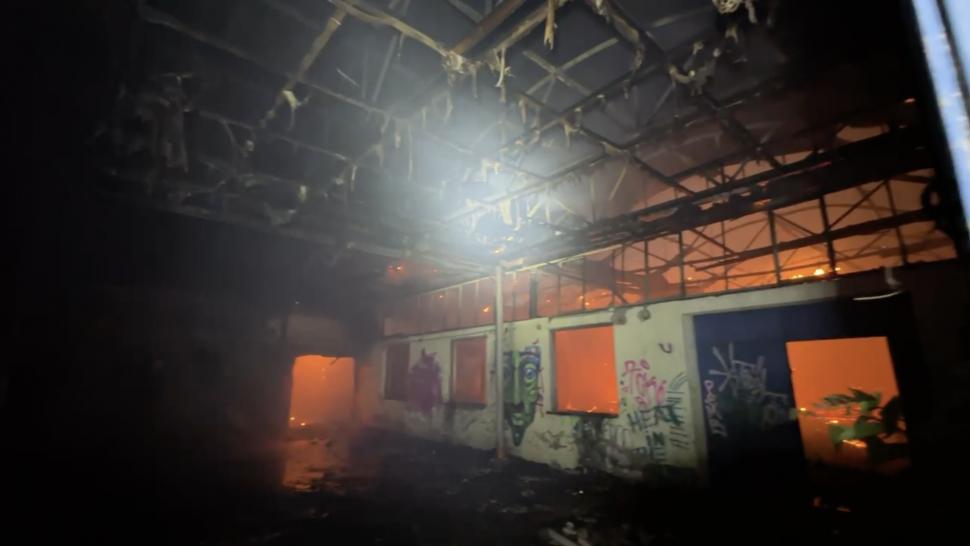 Fumul degajat de incendiul puternic din Bucureşti este toxic! Precizări exclusive de la ISU şi Directorul ANM 900010