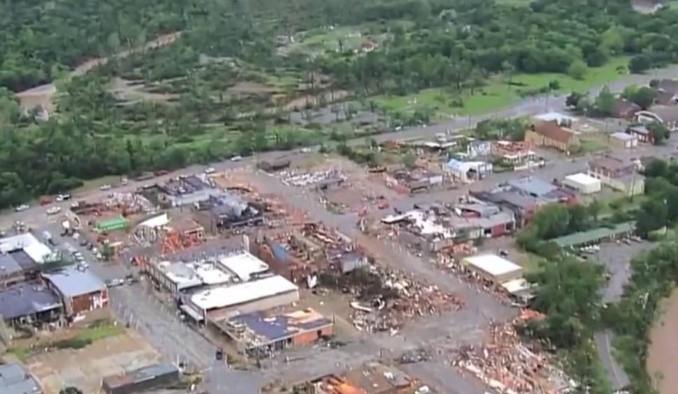 Primele imagini cu dezastrele provocate de tornadele din SUA. Mai mulți oameni au murit și sute de mii sunt fără curent electric 899948