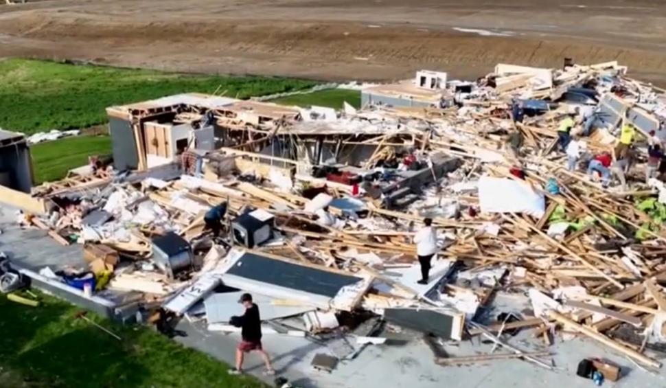 Primele imagini cu dezastrele provocate de tornadele din SUA. Mai mulți oameni au murit și sute de mii sunt fără curent electric 899952