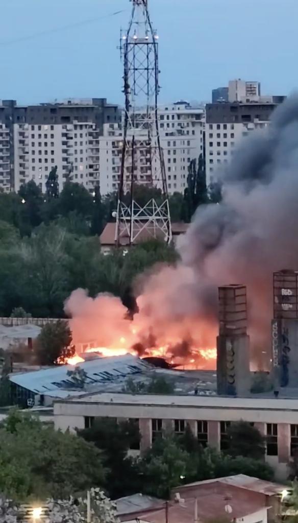 Incendiu puternic în București! Degajări mari de fum, după ce o hală a luat foc | S-a transmis mesaj RO-Alert: "Evitați zona!" 899995