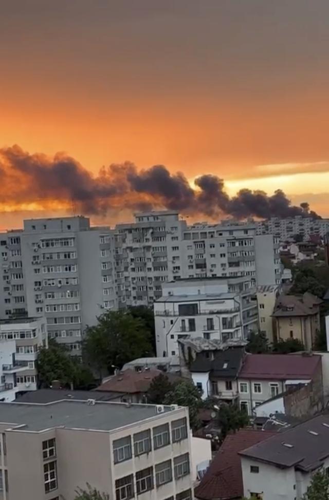 Incendiu puternic în București! Degajări mari de fum, după ce o hală a luat foc | S-a transmis mesaj RO-Alert: "Evitați zona!" 899996