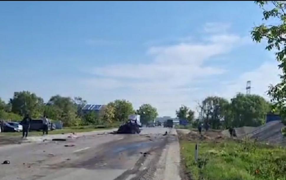 Un tânăr de 18 ani, cu permis de o lună, a murit pe șosea după ce s-a zdrobit cu mașina de un camion, în Olt 899859