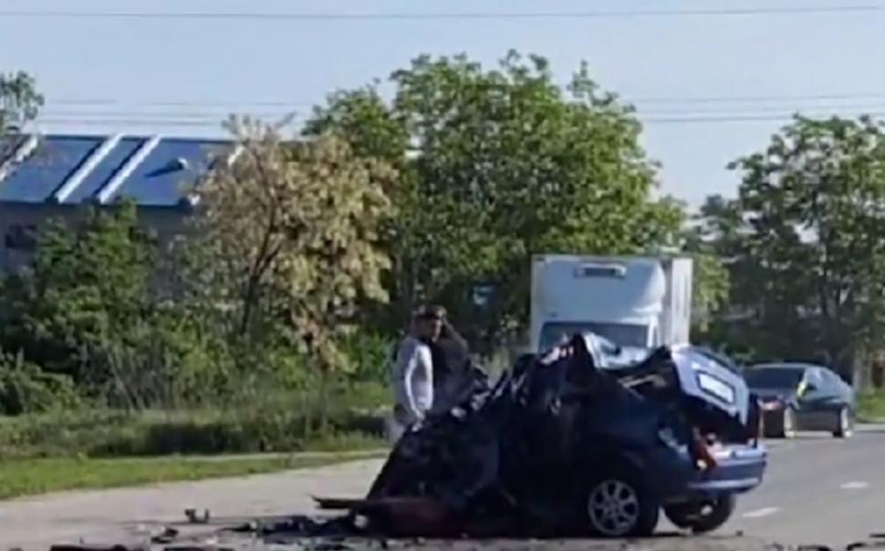 Un tânăr de 18 ani, cu permis de o lună, a murit pe șosea după ce s-a zdrobit cu mașina de un camion, în Olt 899860