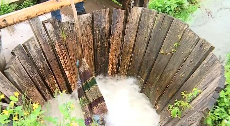 Vâltoarea, "mașina de spălat ecologică" care face concurență spălătoriilor: "Înainte de Paști, în special, multă lume vine să împrospăteze hainele, covoarele" 899797