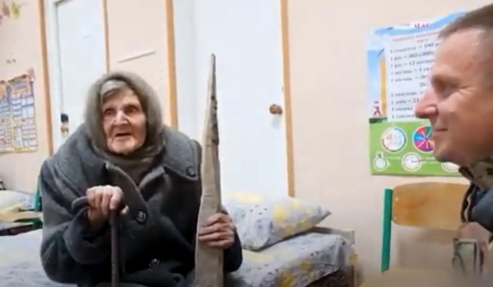 "Nu mi-a mai rămas nimic" | Ea este bunica de 98 de ani din Ucraina care a mers pe jos 10 km, sub bombardamente, pentru a scăpa de ruşi 900216