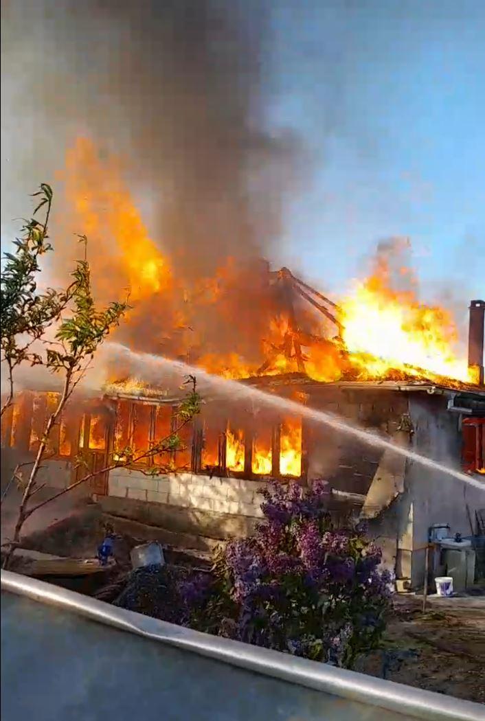 Incendiu puternic, la Mănăstirea Văratec, în Săptămâna Mare. Două chilii ale măicuțelor au fost cuprinse de flăcări 900088