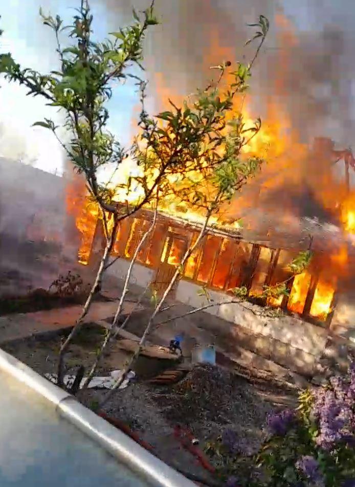 Incendiu puternic, la Mănăstirea Văratec, în Săptămâna Mare. Două chilii ale măicuțelor au fost cuprinse de flăcări 900089