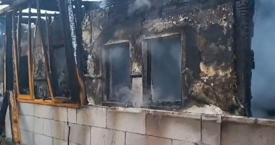 Incendiu puternic, la Mănăstirea Văratec, în Săptămâna Mare. Două chilii ale măicuțelor au fost cuprinse de flăcări 900090