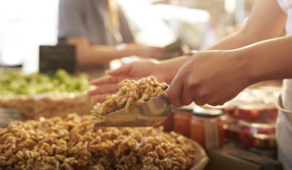 Prețul unui kilogram de nucă în Piața Obor din București, înainte de Paște 899920