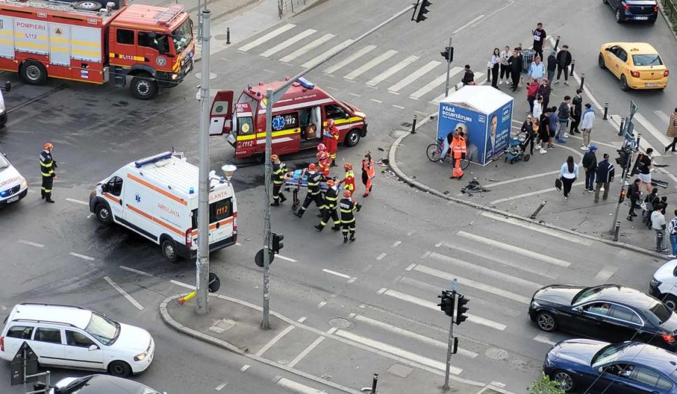 O ambulanţă s-a ciocnit cu un autoturism pe Șoseaua Fundeni din București. Două persoane au fost rănite  900330