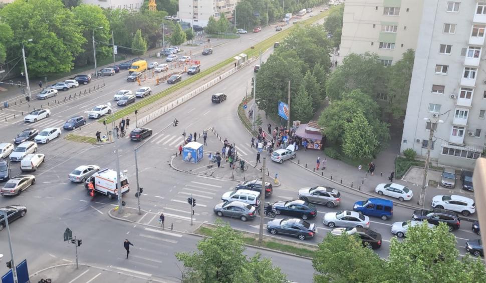 O ambulanţă s-a ciocnit cu un autoturism pe Șoseaua Fundeni din București. Două persoane au fost rănite  900331