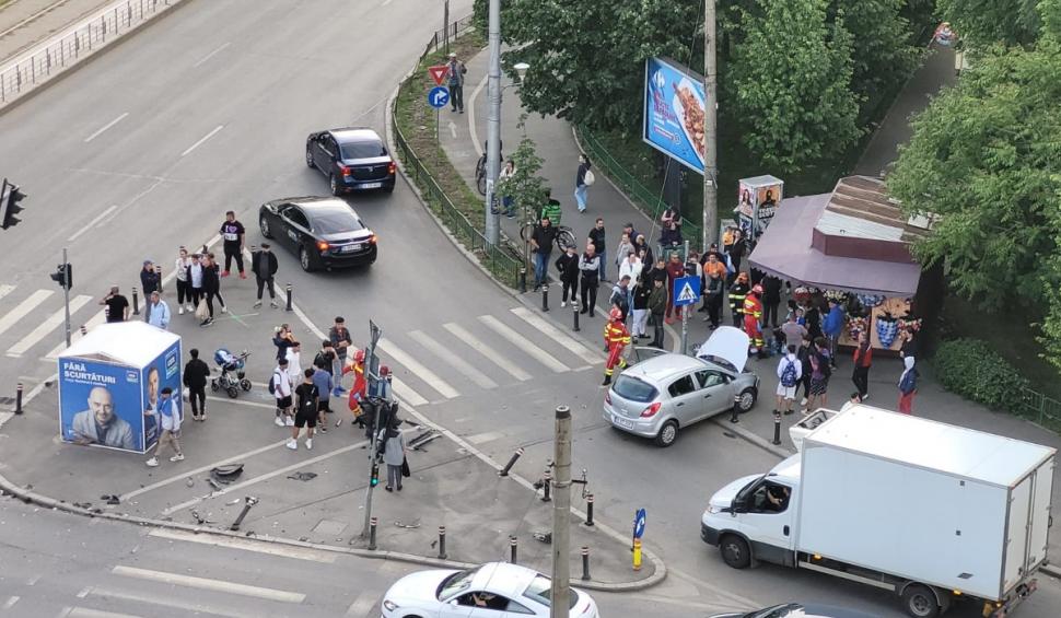 O ambulanţă s-a ciocnit cu un autoturism pe Șoseaua Fundeni din București. Două persoane au fost rănite  900332