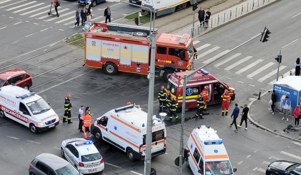 O ambulanţă s-a ciocnit cu un autoturism pe Șoseaua Fundeni din București. Două persoane au fost rănite  900333