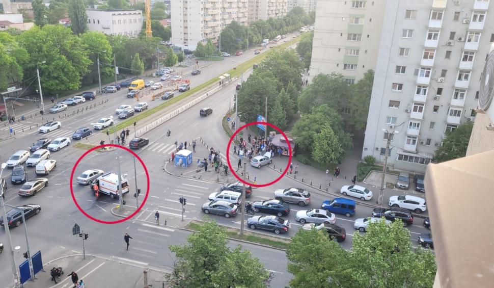 O ambulanţă s-a ciocnit cu un autoturism pe Șoseaua Fundeni din București. Două persoane au fost rănite  900334