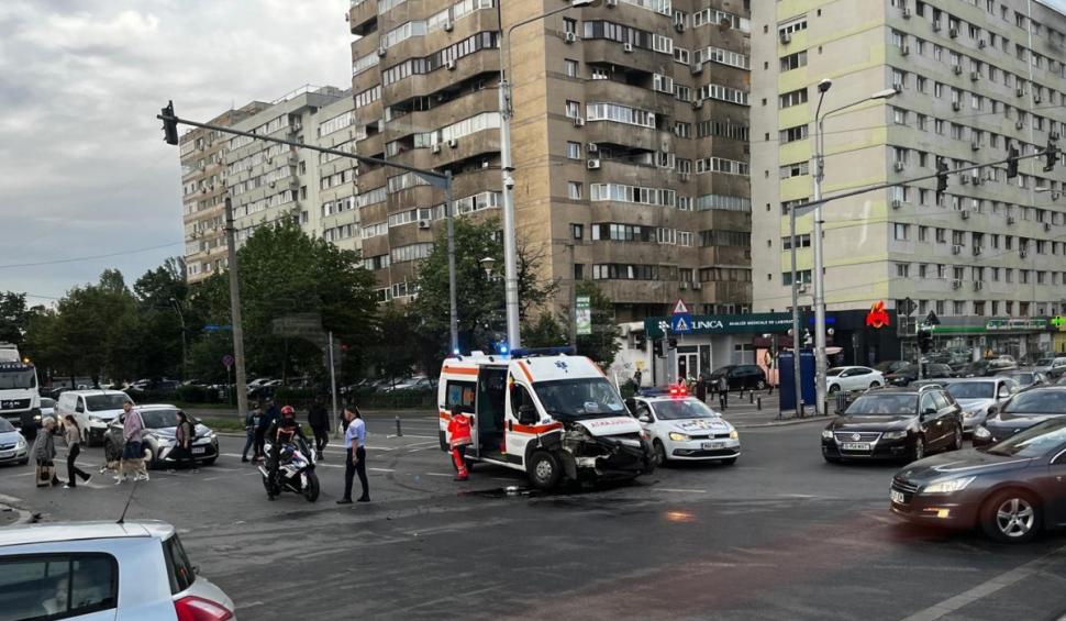 O ambulanţă s-a ciocnit cu un autoturism pe Șoseaua Fundeni din București. Două persoane au fost rănite  900336