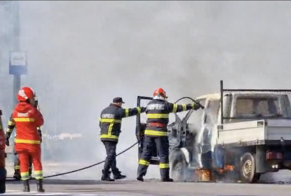 O camionetă a fost cuprinsă de flăcări pe un Bulevard din Constanța. Intervenție de urgență a pompierilor 900243