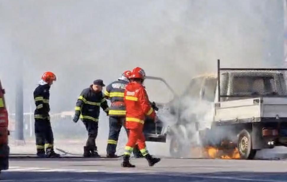 O camionetă a fost cuprinsă de flăcări pe un Bulevard din Constanța. Intervenție de urgență a pompierilor 900244