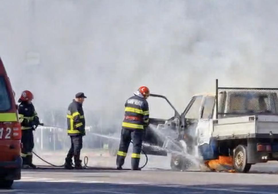O camionetă a fost cuprinsă de flăcări pe un Bulevard din Constanța. Intervenție de urgență a pompierilor 900245