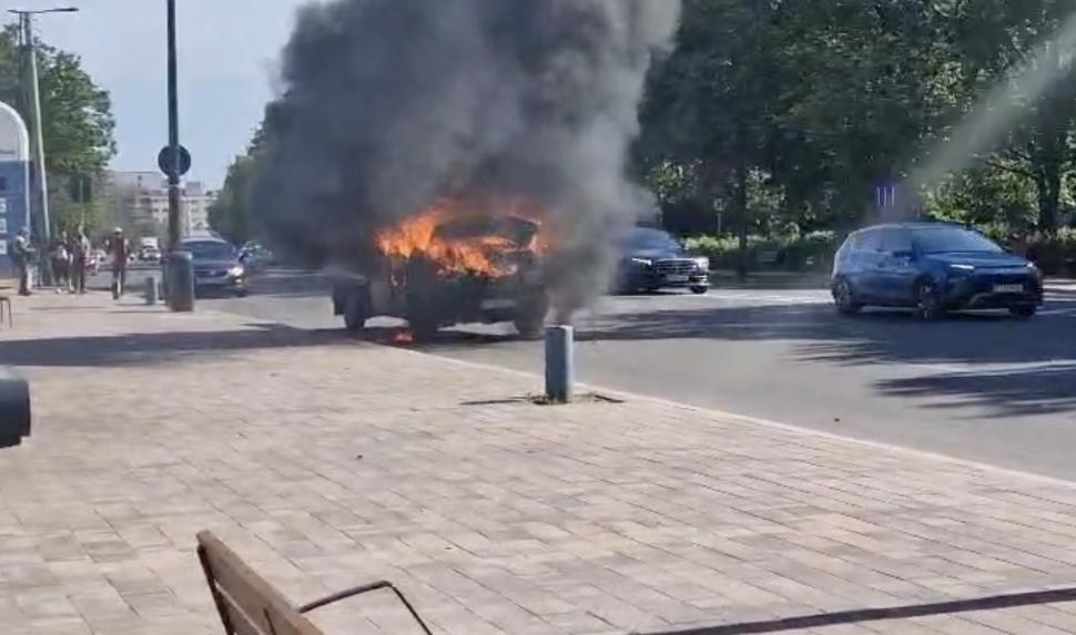 O camionetă a fost cuprinsă de flăcări pe un Bulevard din Constanța. Intervenție de urgență a pompierilor 900246