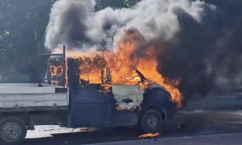 O camionetă a fost cuprinsă de flăcări pe un Bulevard din Constanța. Intervenție de urgență a pompierilor 900247