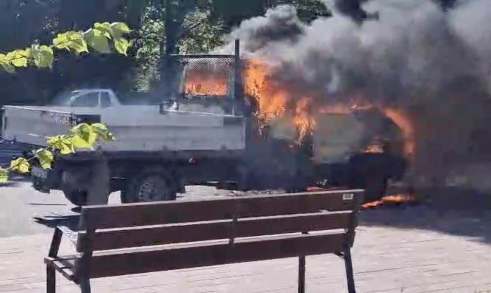 O camionetă a fost cuprinsă de flăcări pe un Bulevard din Constanța. Intervenție de urgență a pompierilor 900248