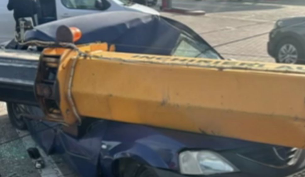 La un pas de tragedie, în Bucureşti! O macara s-a prăbuşit peste o maşină parcată lângă o benzinărie din Sectorul 4 